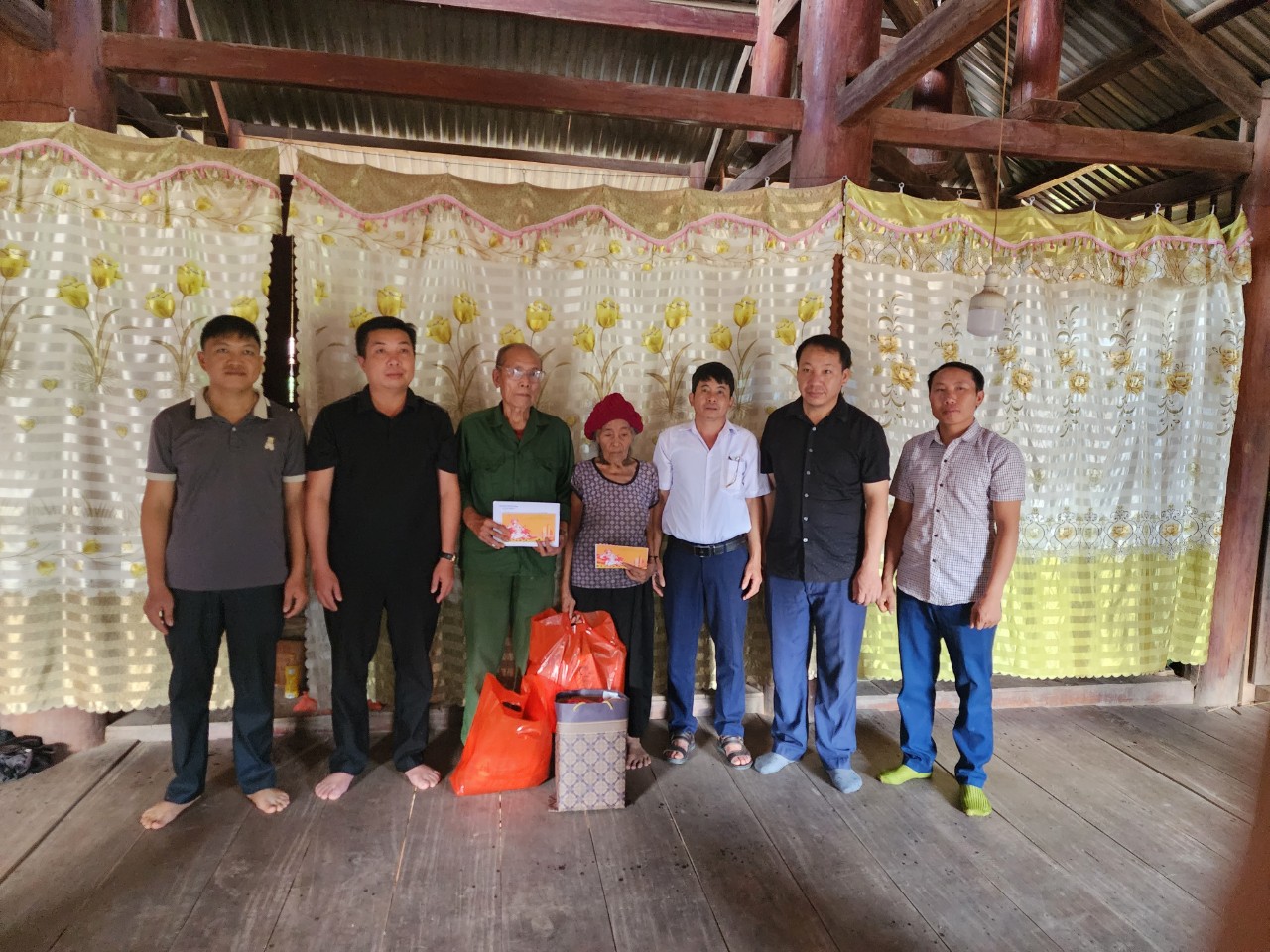 Phát tờ gấp cho nhân dân bản Nậm Nhừ 2